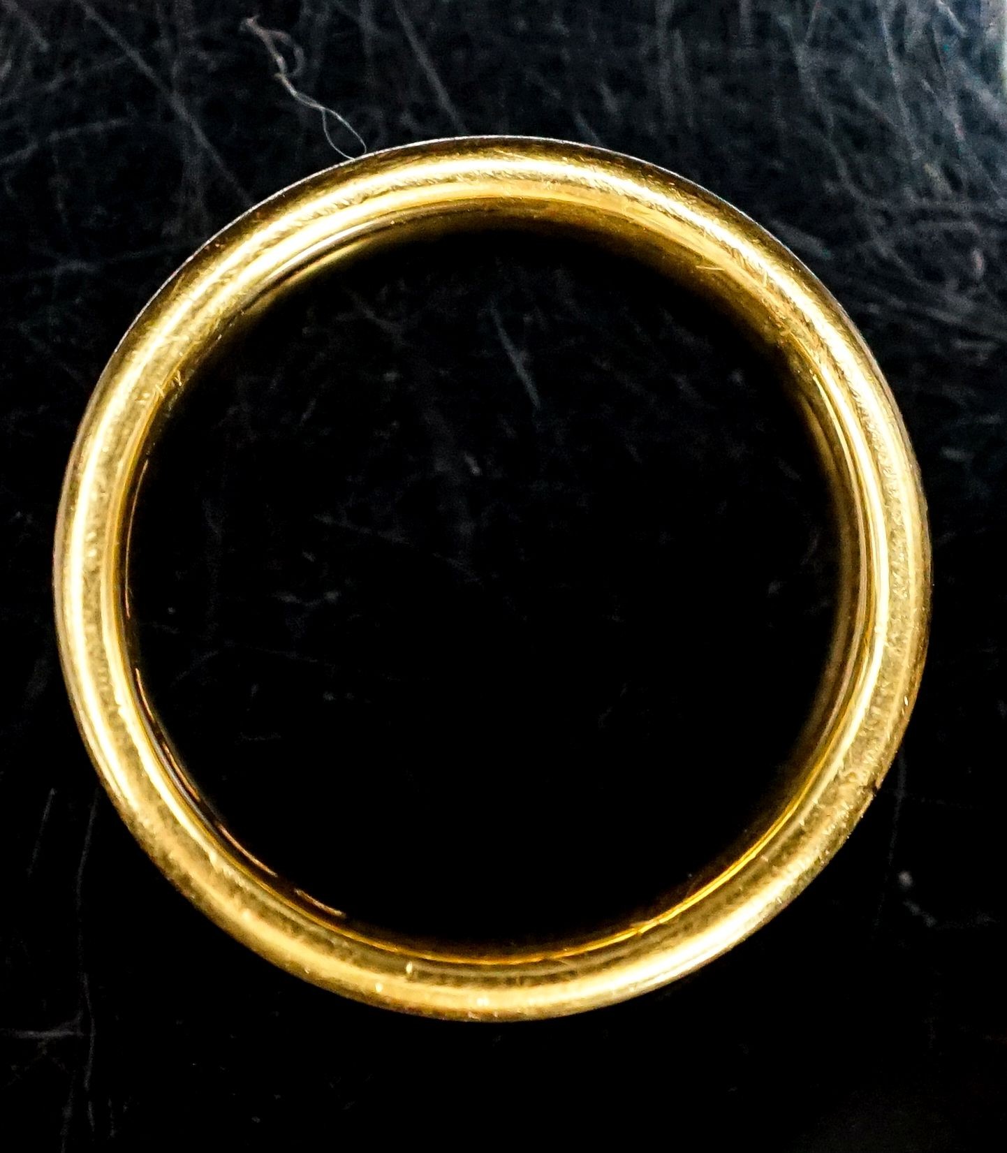 A 22ct gold wedding band, size L/M, 4.6 grams.